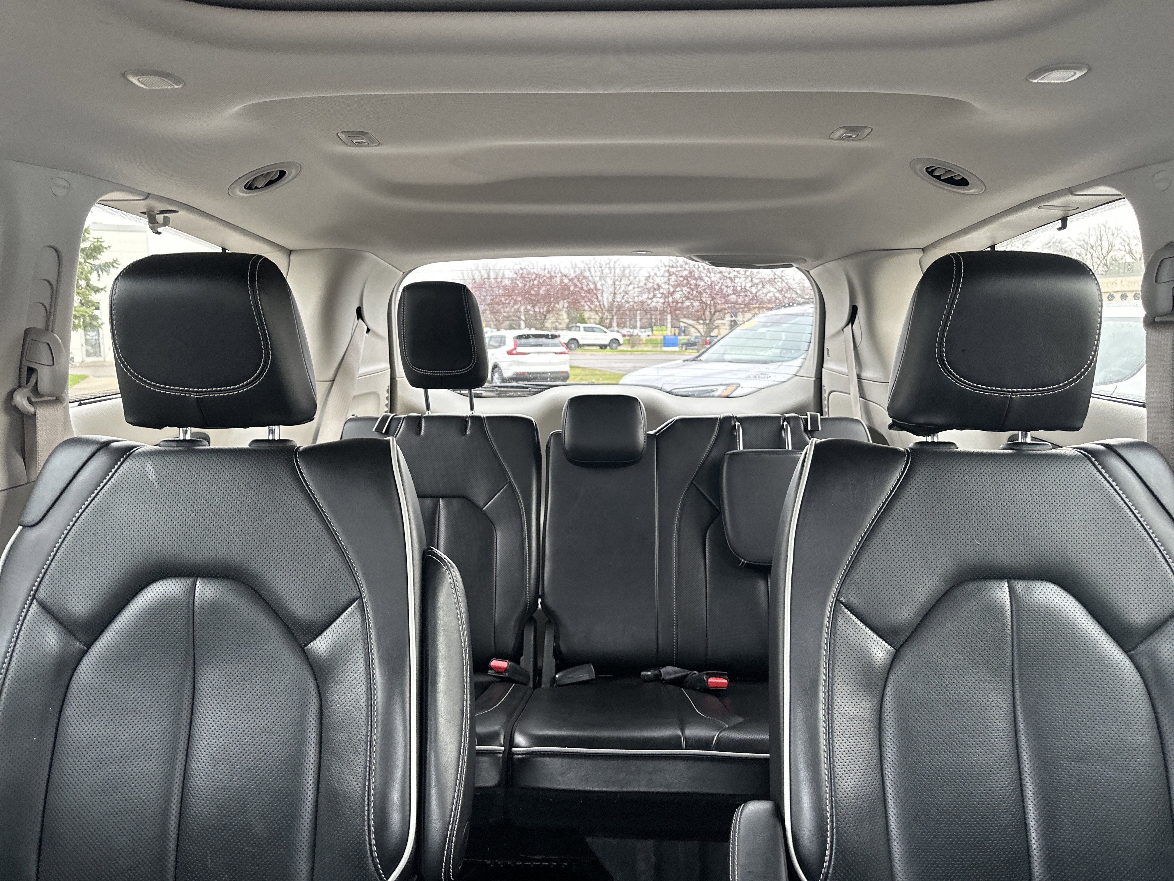 Used 2023 Chrysler Pacifica Limited image 32