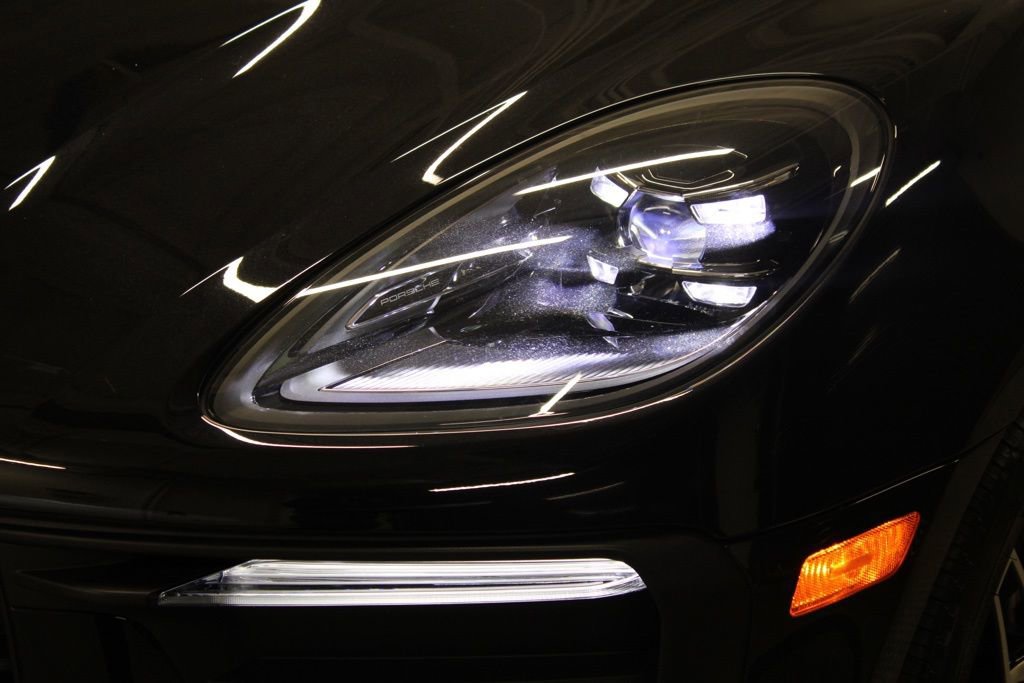 Certified 2025 Porsche Macan AWD/4WD image 11