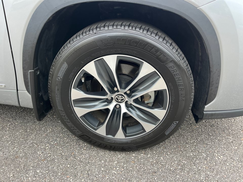 Used 2022 Toyota Highlander XLE AWD/4WD image 25