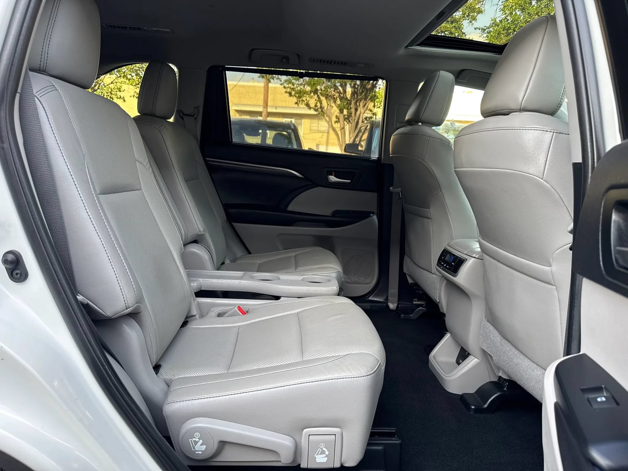 Used 2019 Toyota Highlander Limited FWD image 29