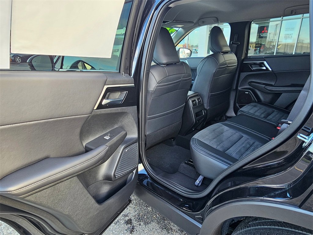 New 2025 Mitsubishi Outlander SE image 11