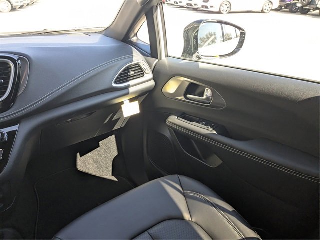 New 2026 Chrysler Pacifica Select image 17