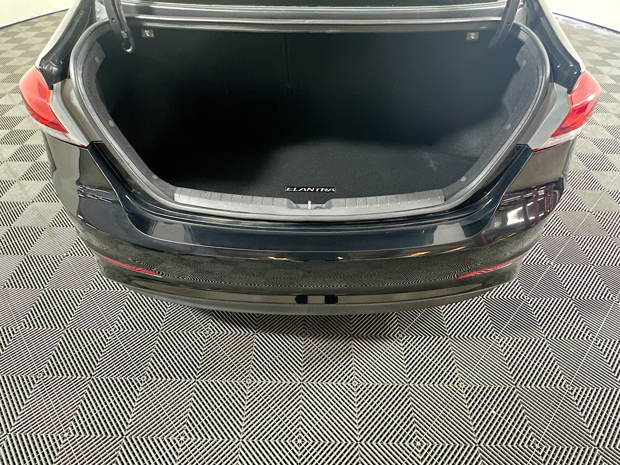 Used 2018 Hyundai Elantra SE w/ SE Connectivity Package 04 FWD image 30