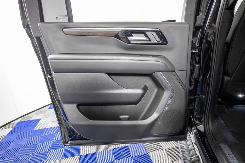 Used 2025 Chevrolet Suburban Z71 AWD/4WD image 15