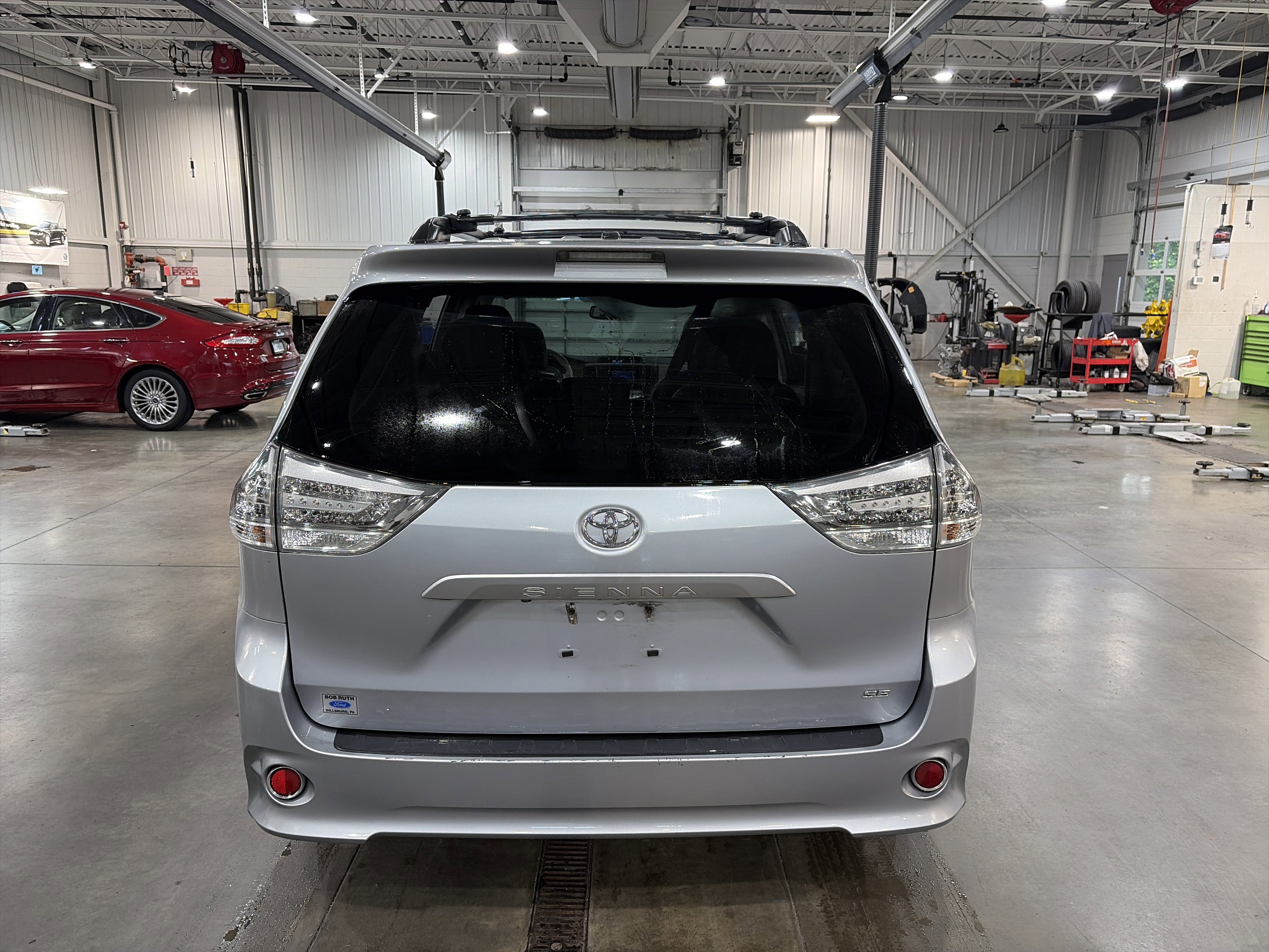Used 2013 Toyota Sienna SE w/ Premium Pkg w/Entune FWD image 5