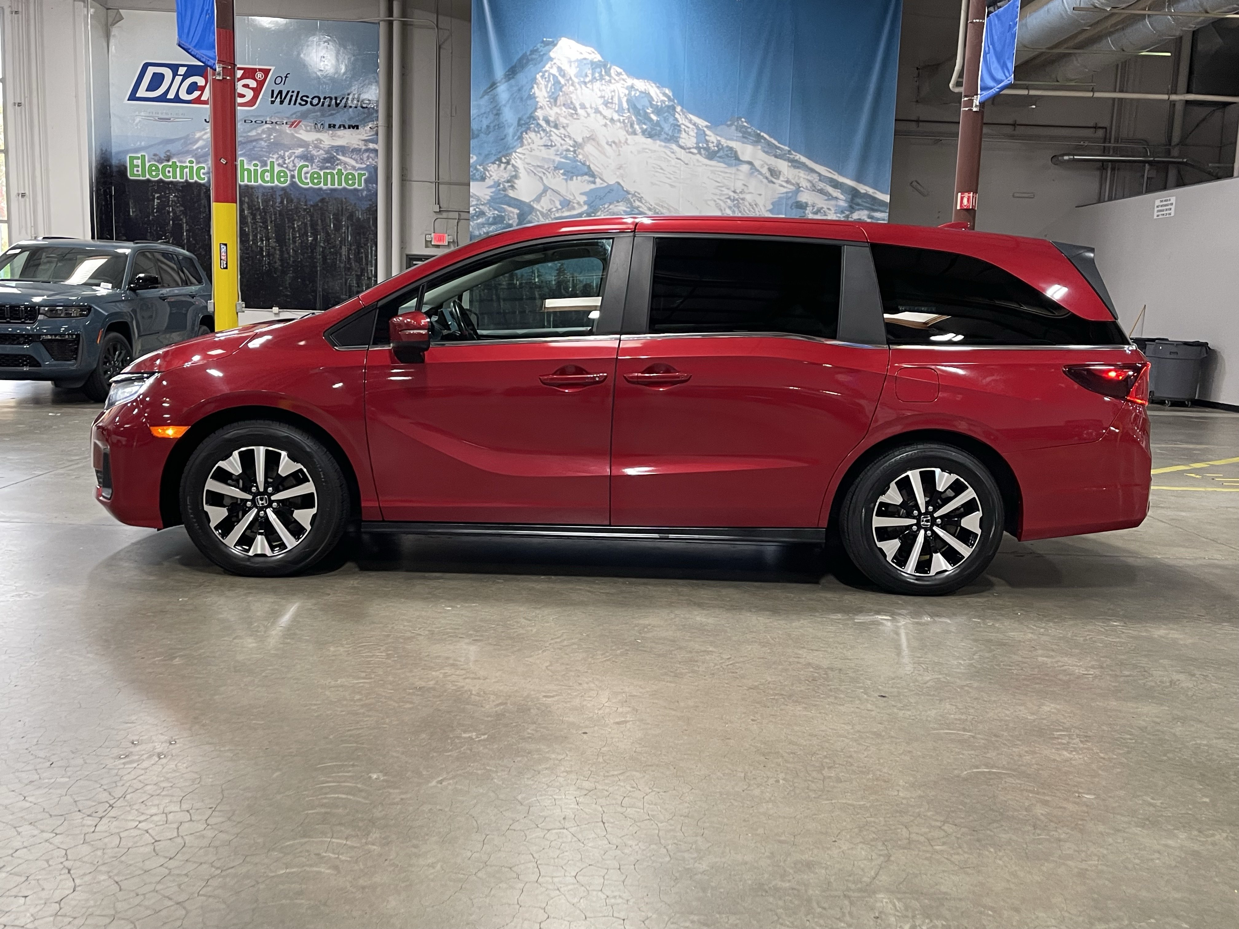Used 2025 Honda Odyssey EX-L image 2
