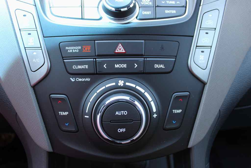 Used 2015 Hyundai Santa Fe Limited w/ Option Group 04 AWD/4WD image 23