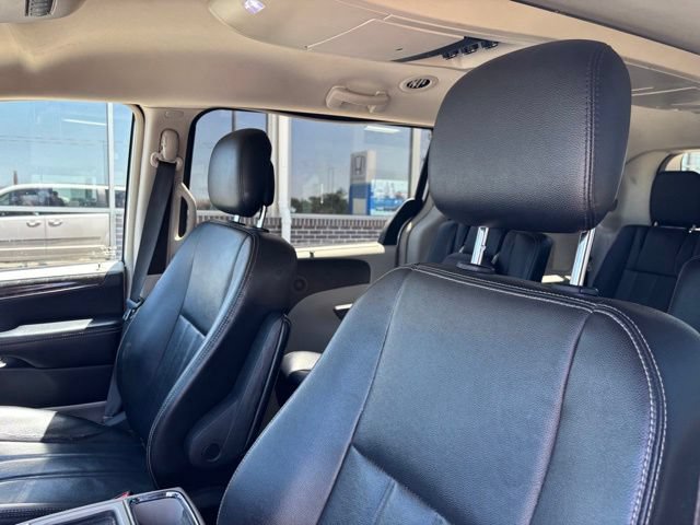 Used 2014 Chrysler Town & Country Touring FWD image 10