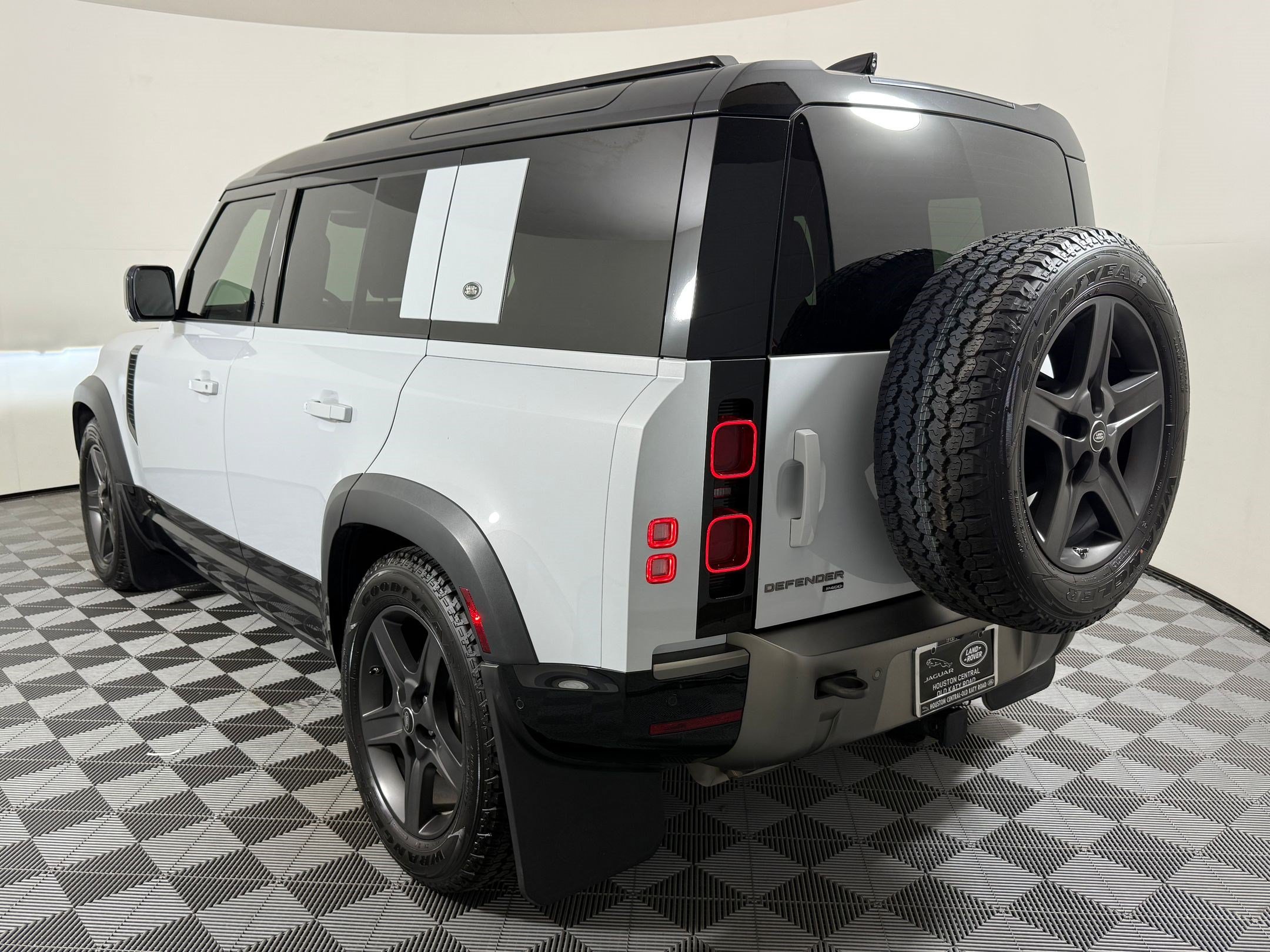 Used 2021 Land Rover Defender 110 X-Dynamic SE AWD/4WD image 3