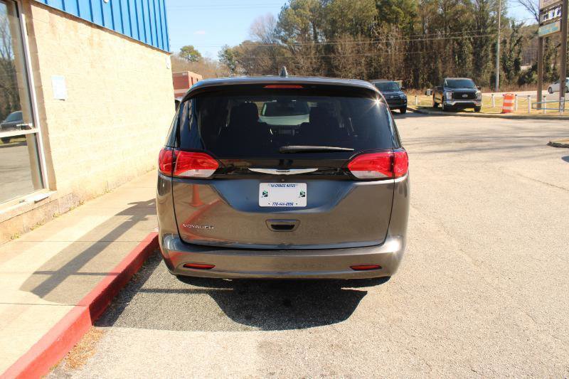 Used 2022 Chrysler Voyager LX image 4