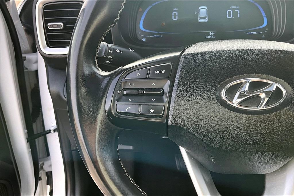 Used 2025 Hyundai Venue SEL image 15