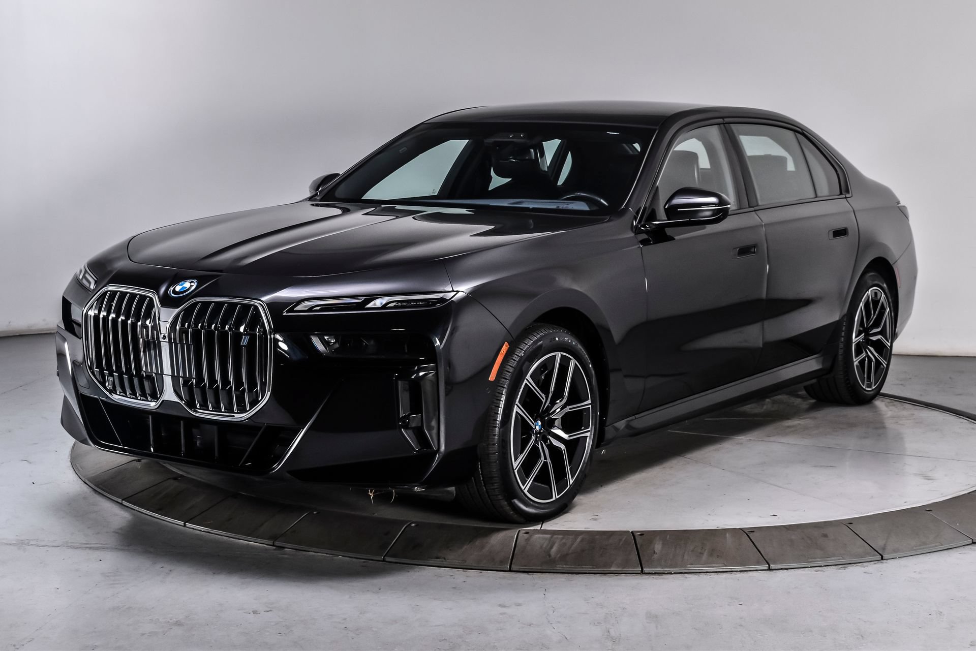 Used 2023 BMW i7 xDrive60 AWD/4WD image 2