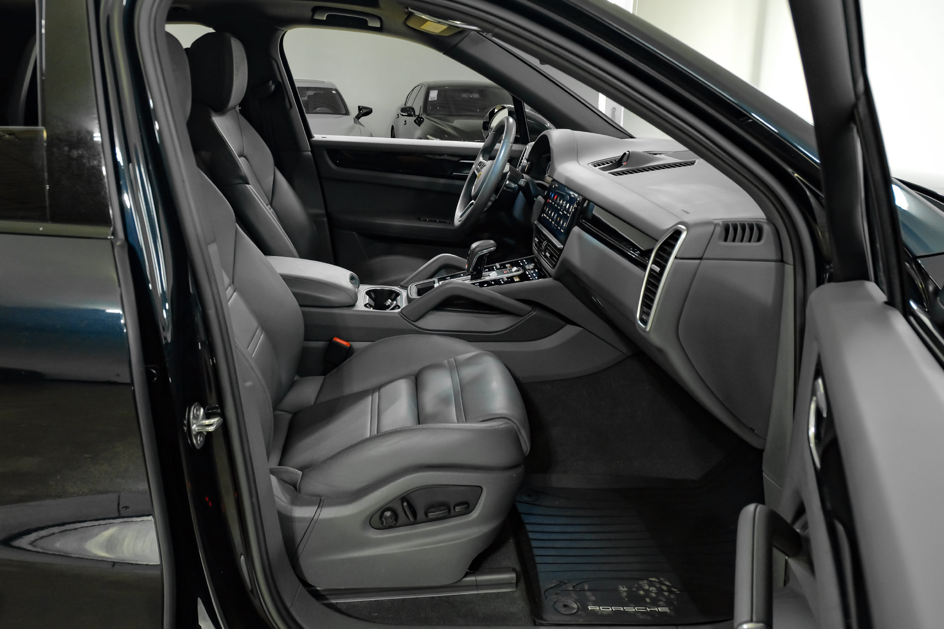 Used 2023 Porsche Cayenne AWD/4WD image 38
