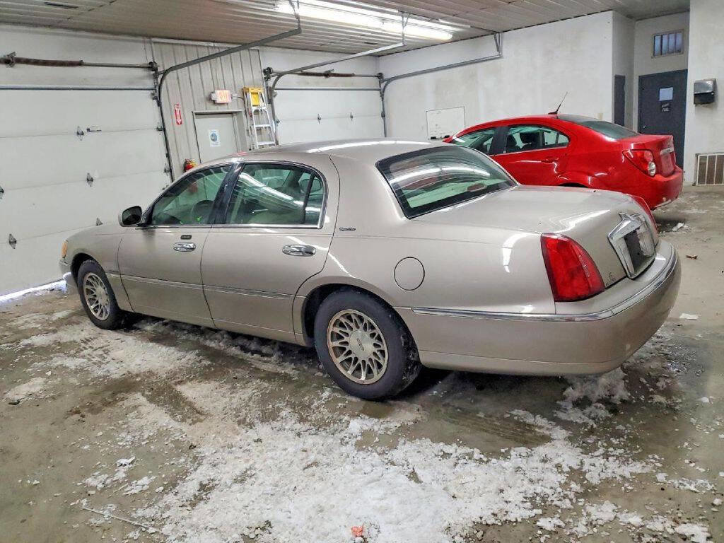 Used 2002 Lincoln Town Car Signature image 4