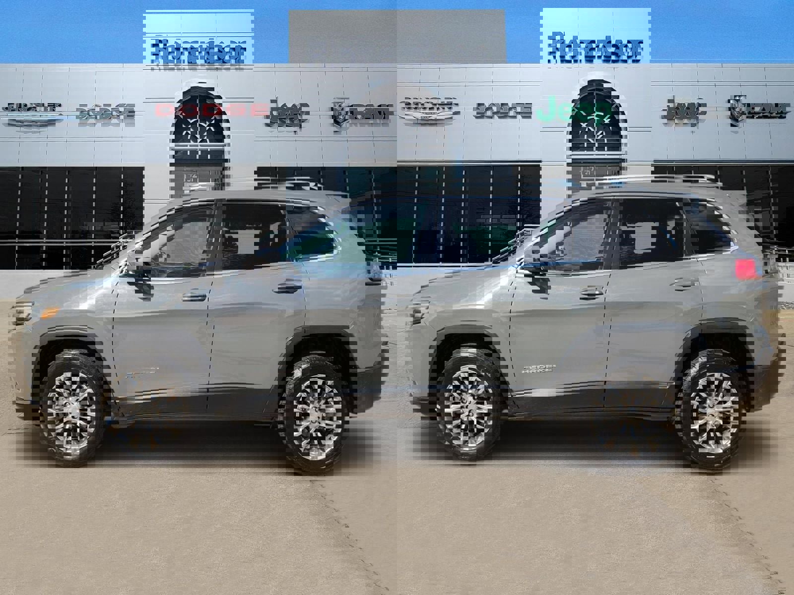 Used 2021 Jeep Cherokee Latitude Plus image 3