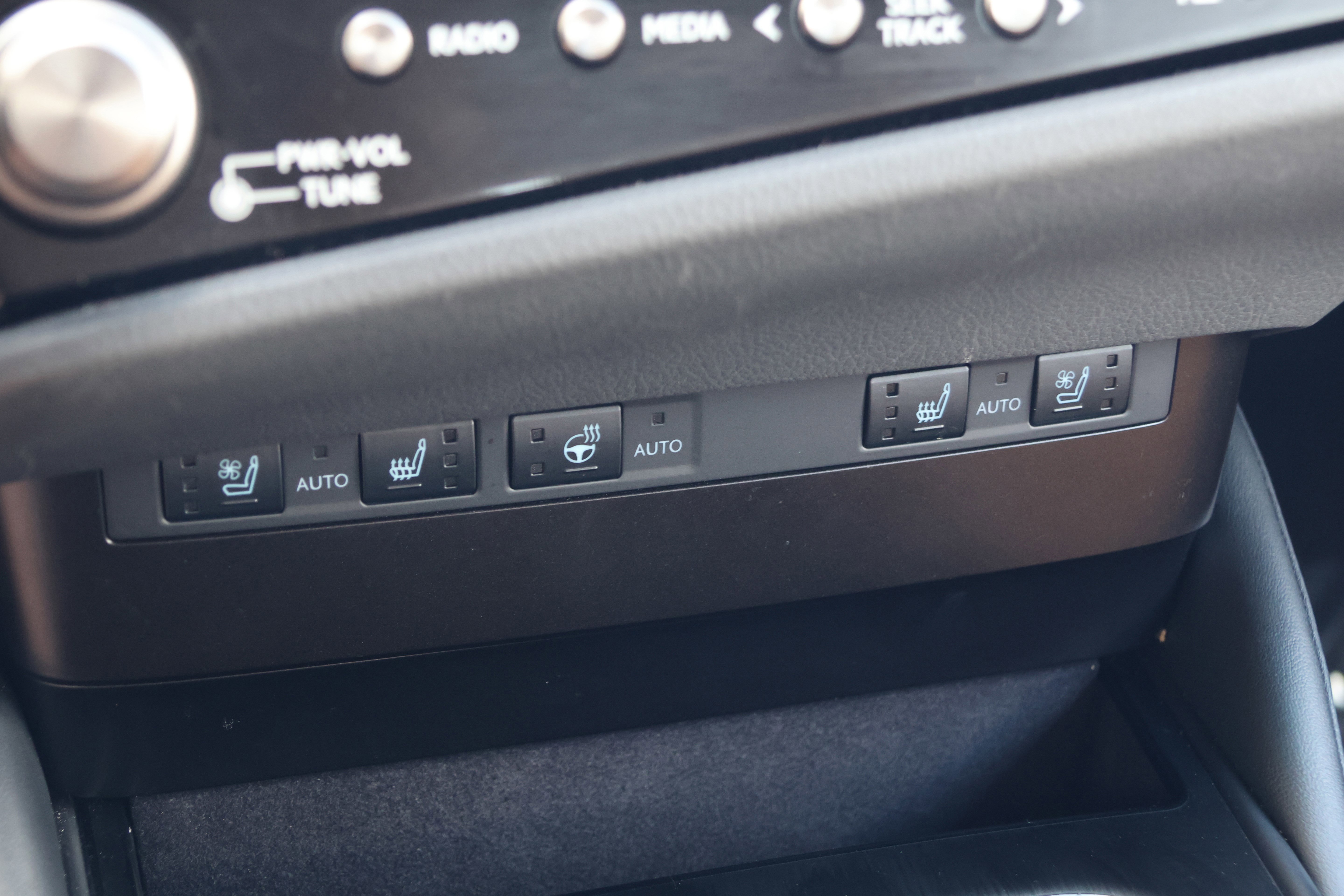 Used 2025 Lexus ES 350 w/ Premium Package image 27