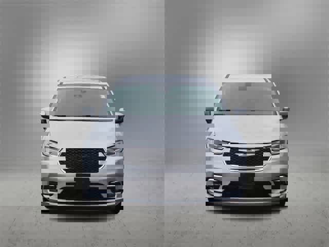 Used 2023 Chrysler Pacifica Touring-L image 3