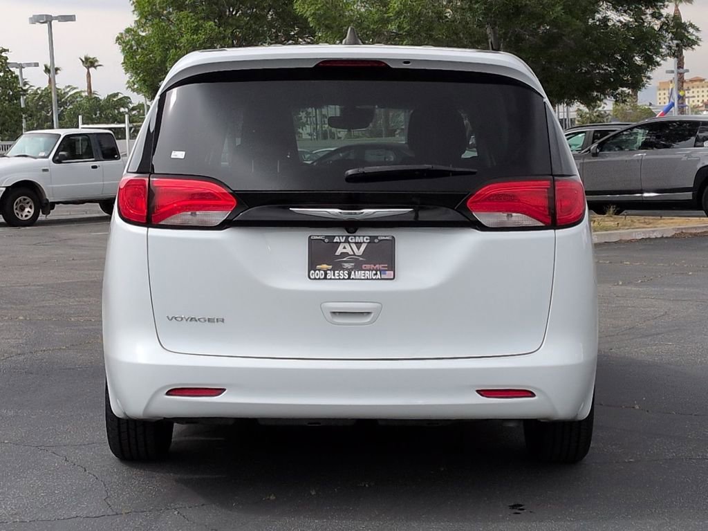 Used 2023 Chrysler Voyager LX image 14