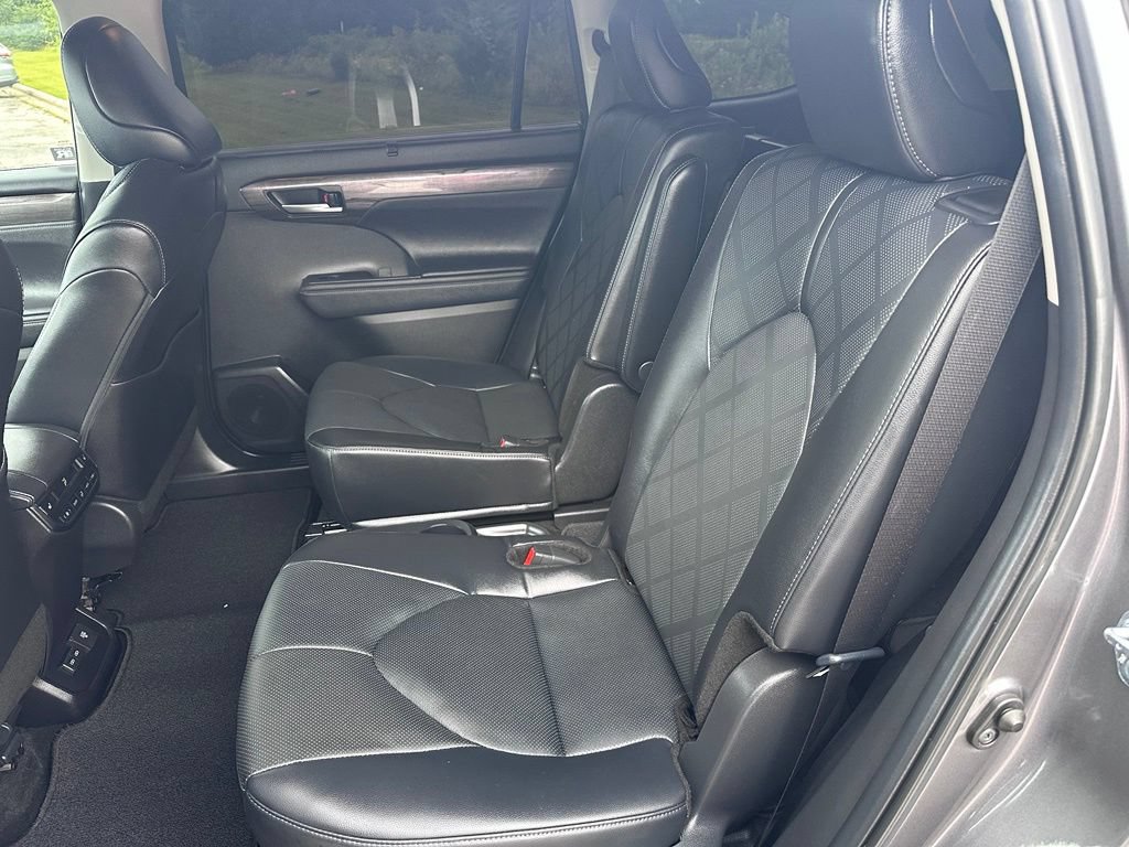 Certified 2024 Toyota Highlander Platinum AWD/4WD image 27