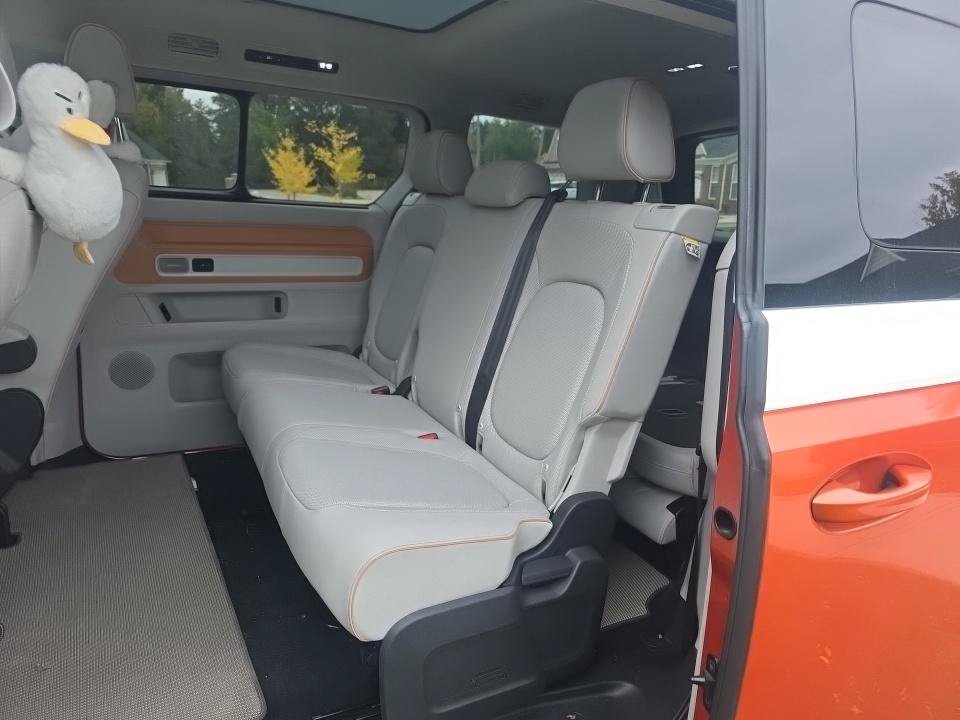 Used 2025 Volkswagen ID. Buzz Pro S Plus RWD image 9