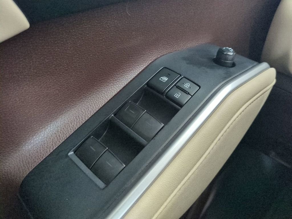 Used 2021 Toyota Highlander XLE image 32