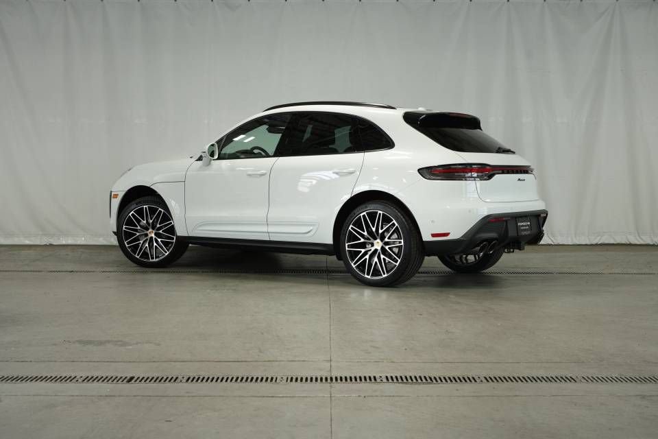 Certified 2025 Porsche Macan AWD/4WD image 3