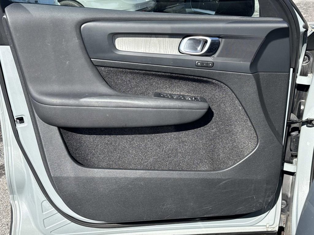 Used 2024 Volvo XC40 B5 Plus image 29