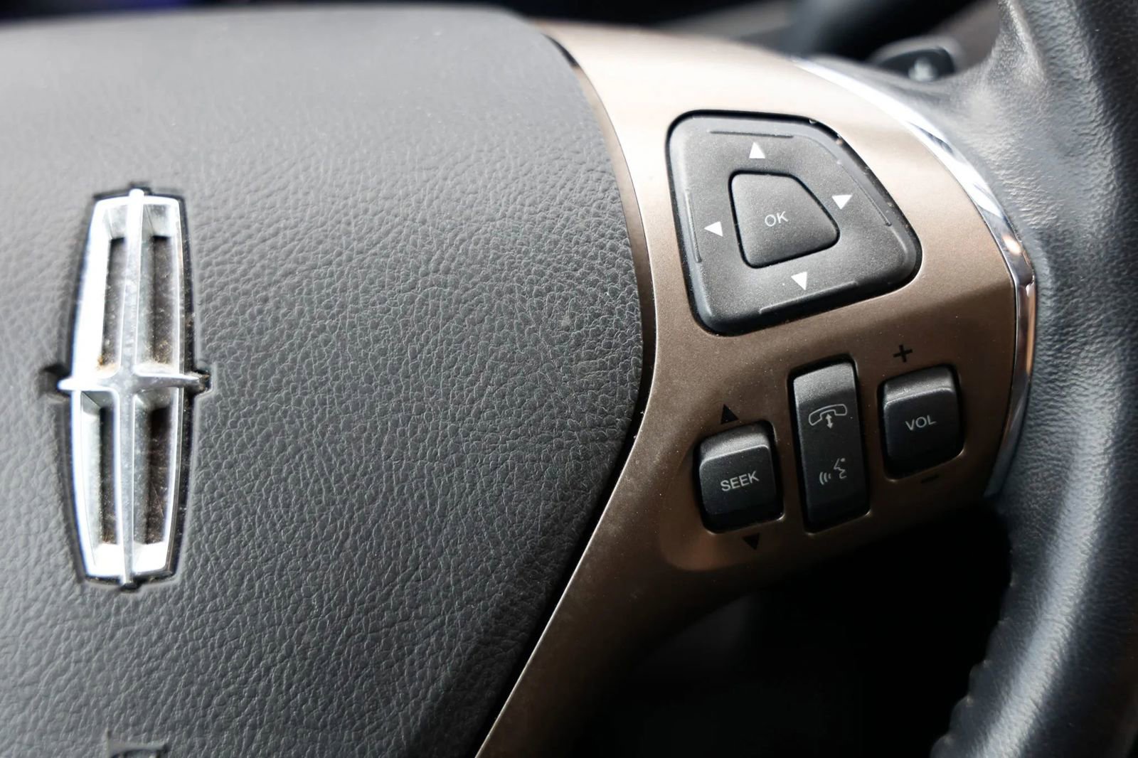 Used 2013 Lincoln MKX FWD image 26