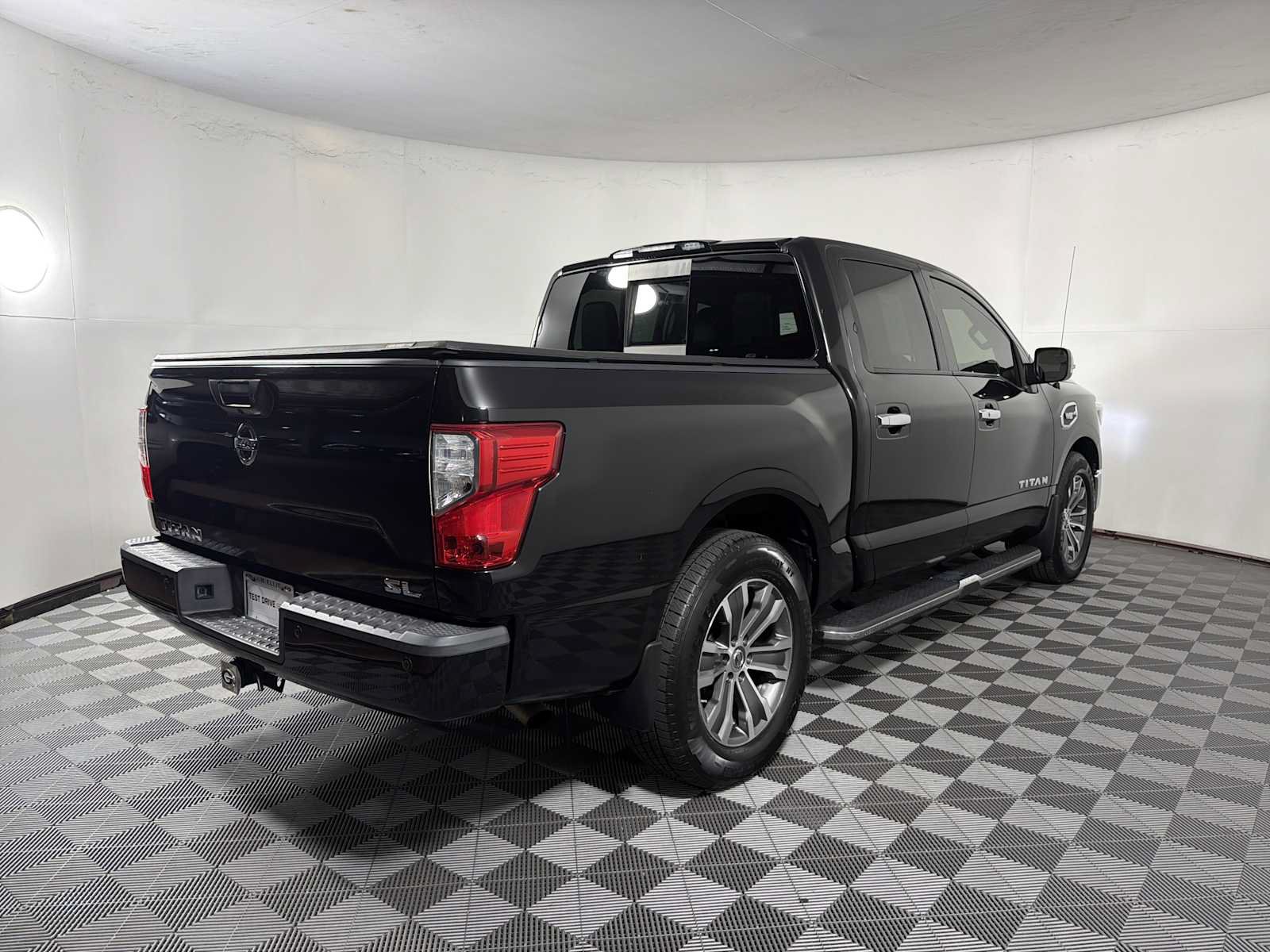 Used 2017 Nissan Titan SL RWD image 7