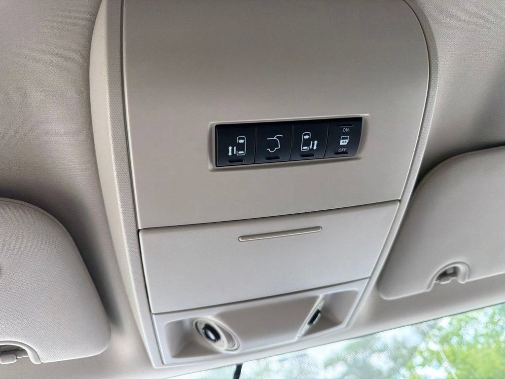 Used 2014 Chrysler Town & Country Touring FWD image 28