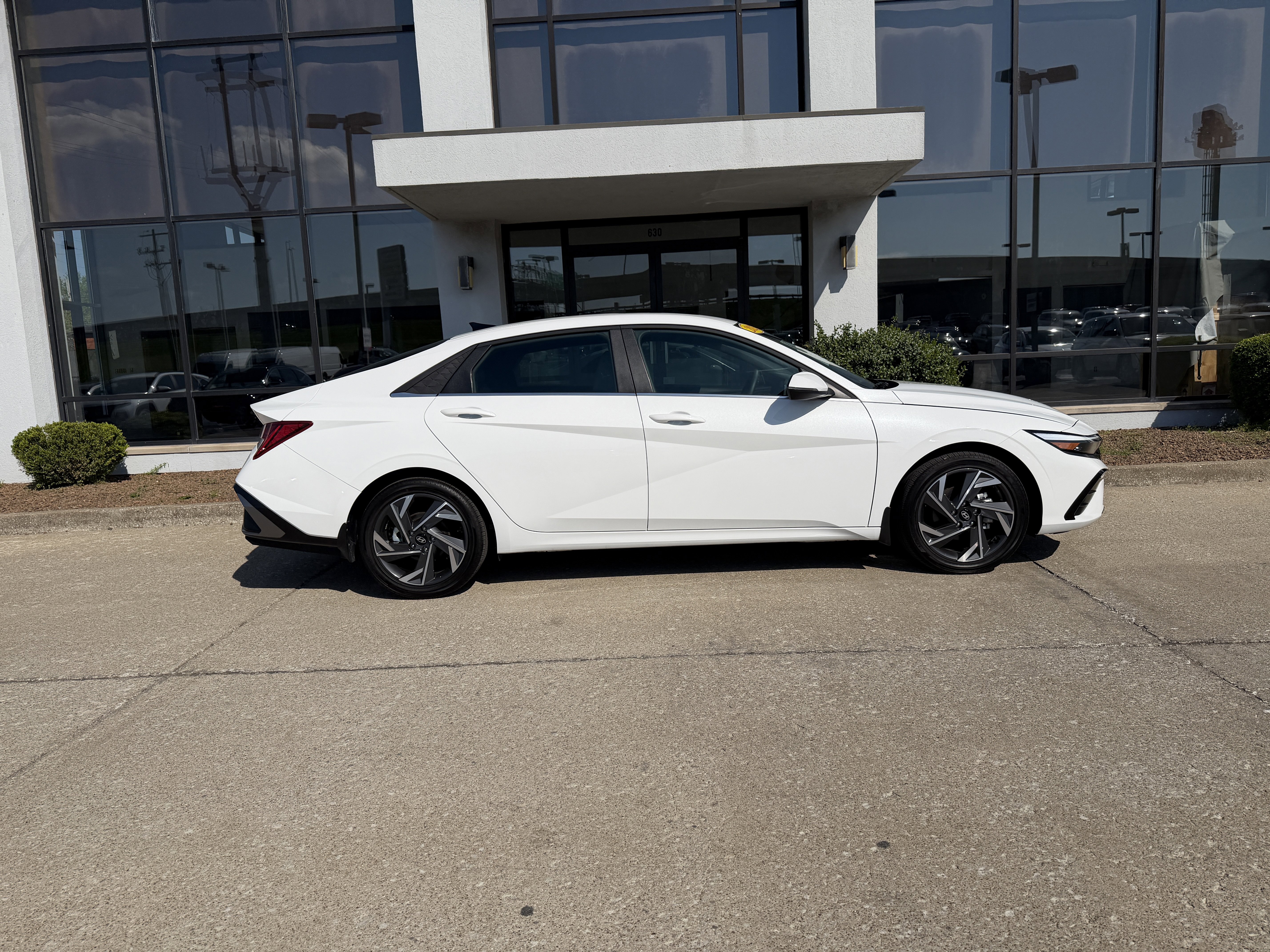 Certified 2025 Hyundai Elantra Limited image 3