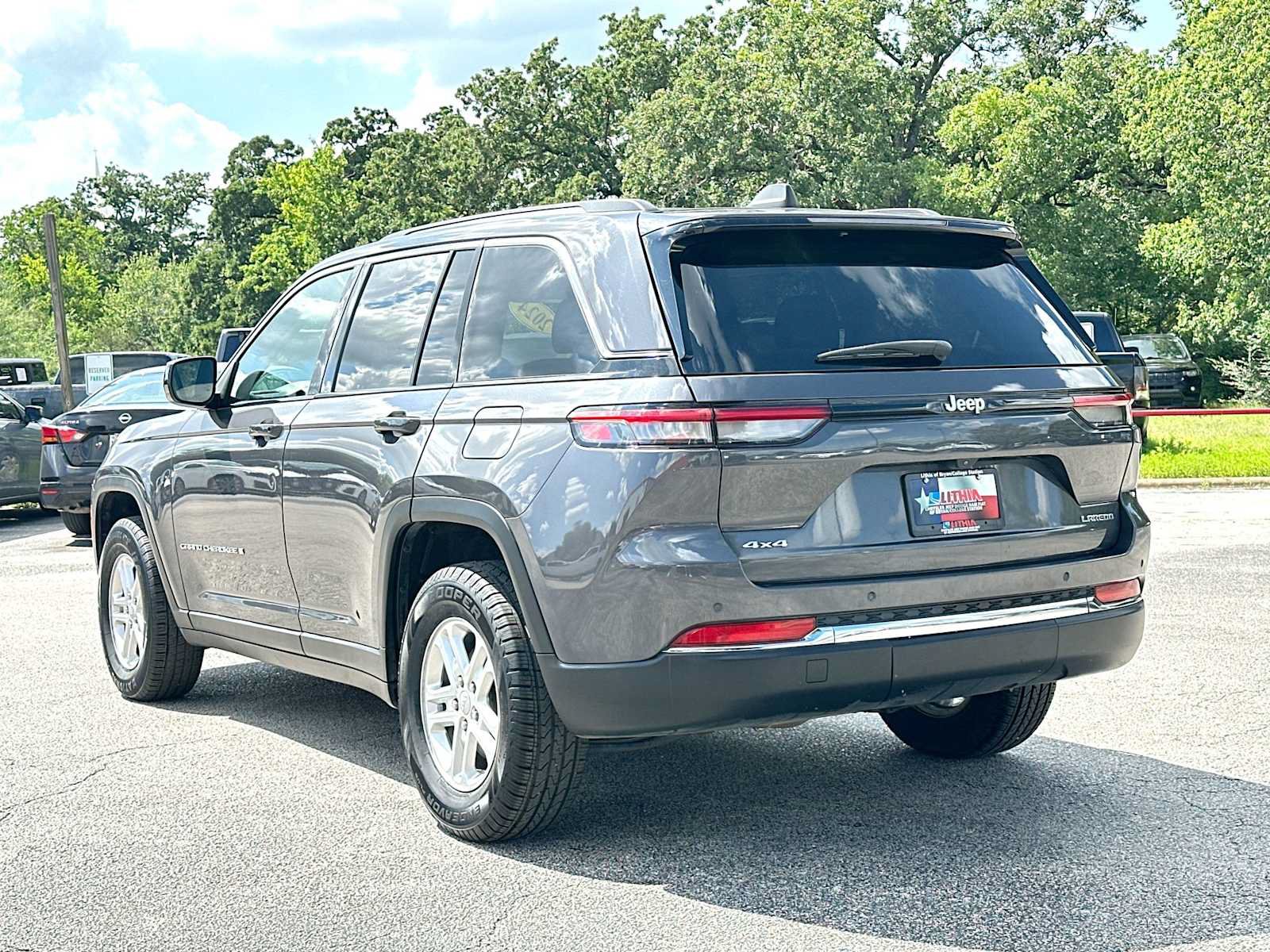 Used 2024 Jeep Grand Cherokee Laredo AWD/4WD image 13