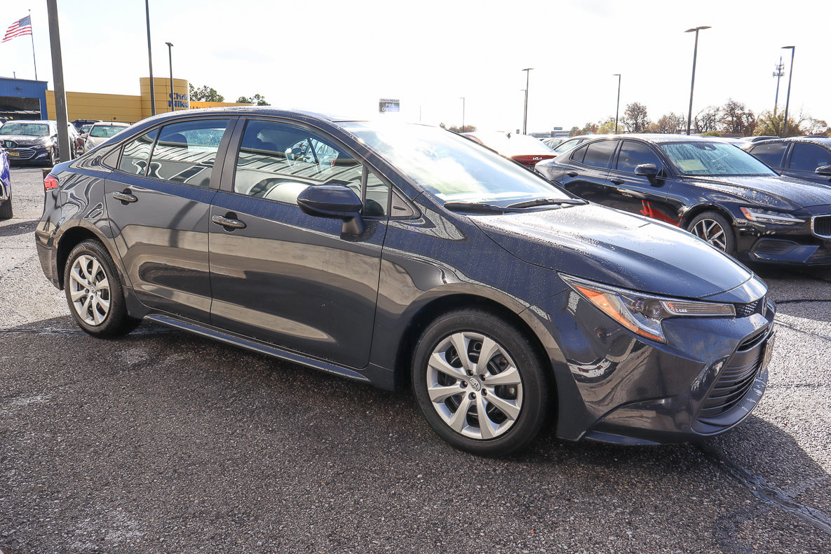 Used 2024 Toyota Corolla LE image 3