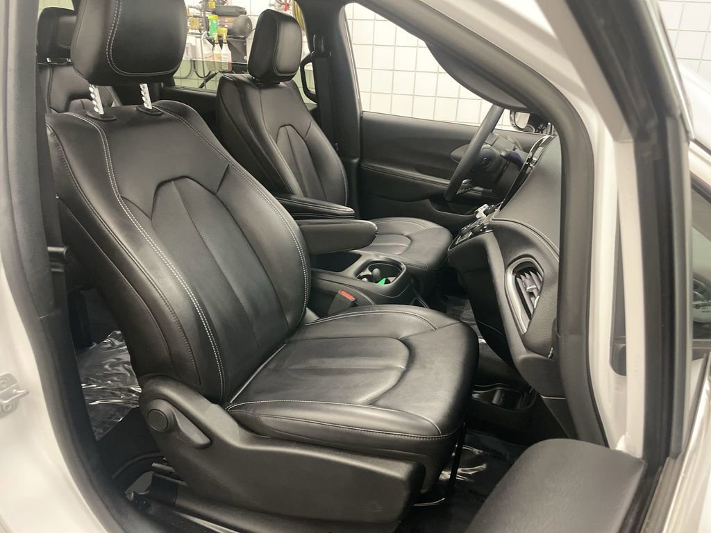 Used 2025 Chrysler Pacifica Select FWD image 20