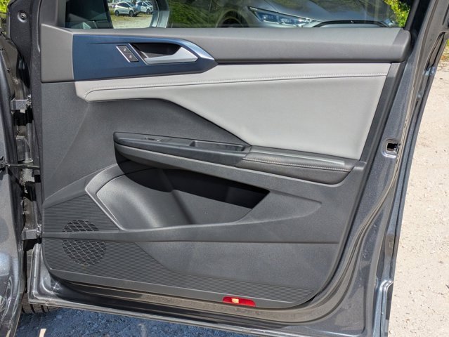 Used 2024 Volkswagen Taos SE image 33