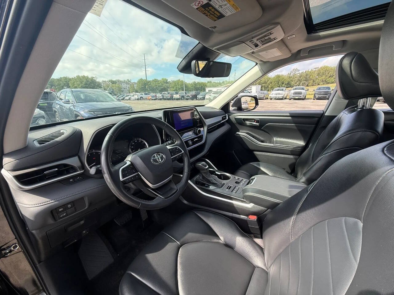 Used 2024 Toyota Highlander XLE AWD/4WD image 9