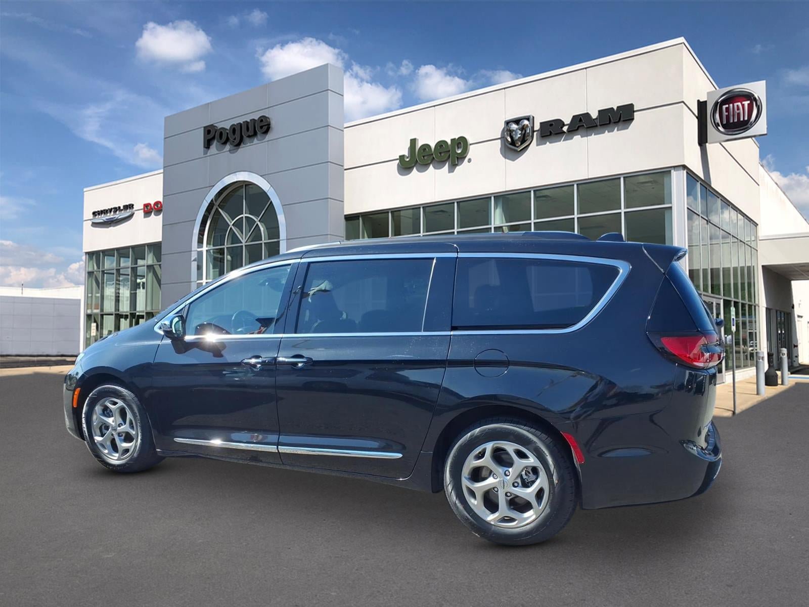 Used 2023 Chrysler Pacifica Limited image 3