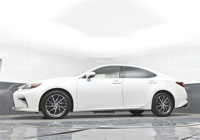 Used 2017 Lexus ES 350 w/ Luxury Package image 46