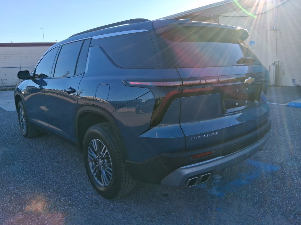 Used 2025 Chevrolet Traverse LT FWD image 5