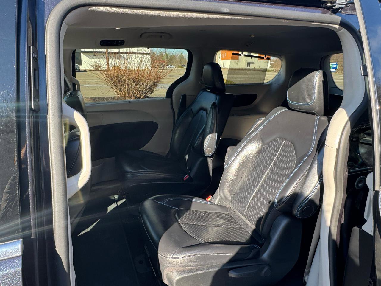 Used 2021 Chrysler Pacifica Touring-L FWD image 47