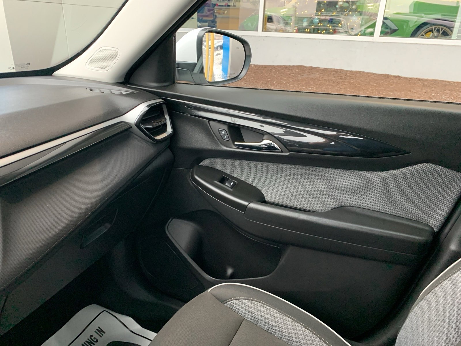 Used 2025 Chevrolet TrailBlazer LT w/ Convenience Package image 38