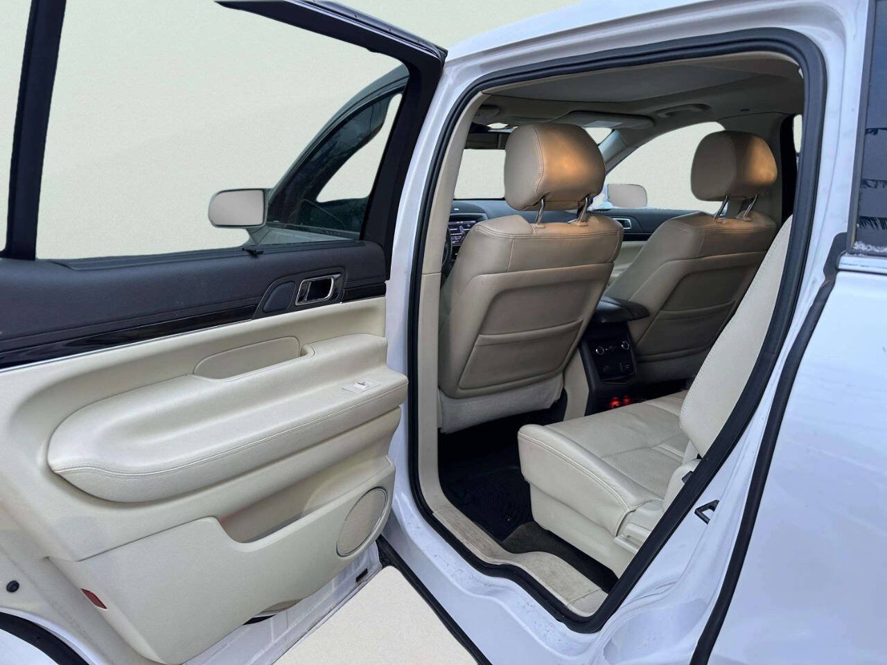 Used 2013 Lincoln MKT AWD image 18
