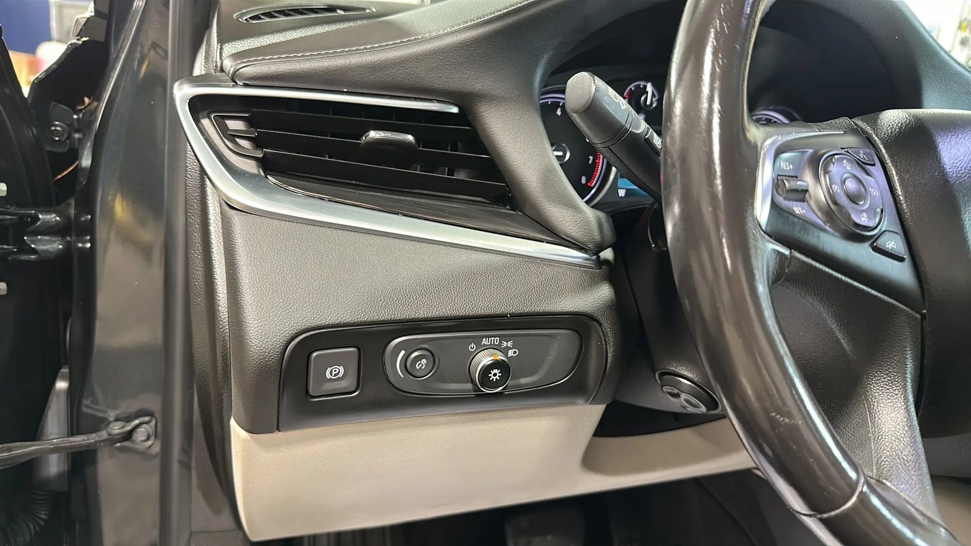 Used 2018 Buick Enclave Premium w/ Experience Buick Package AWD/4WD image 32