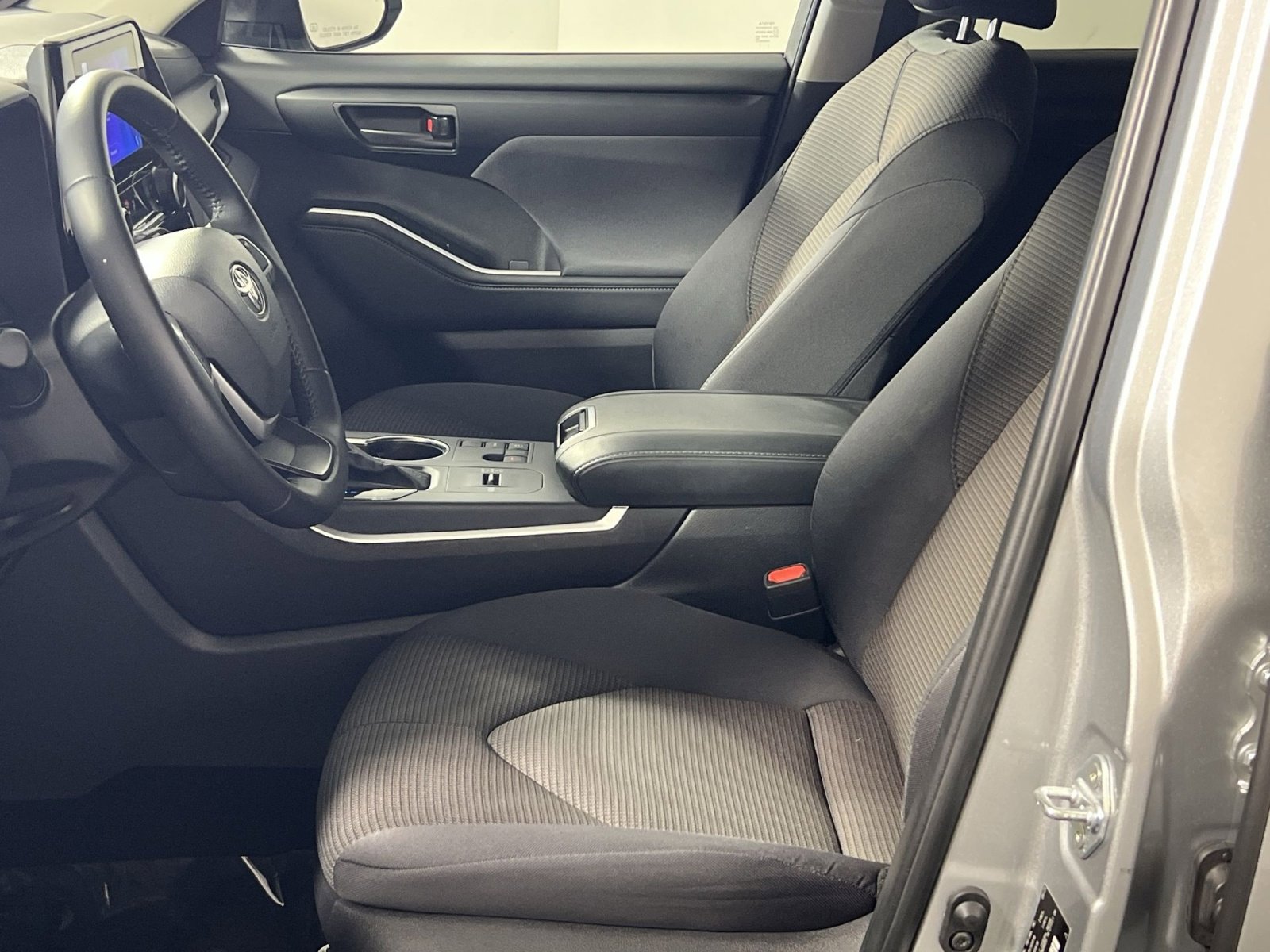 Used 2025 Toyota Highlander LE FWD image 14
