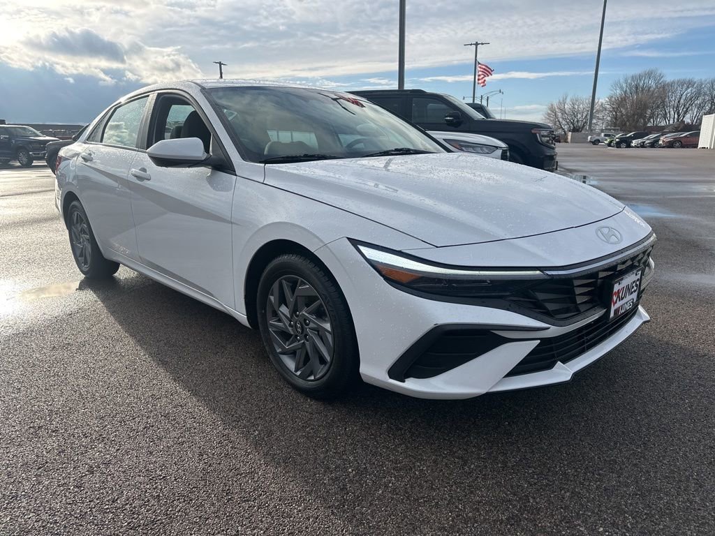 Used 2024 Hyundai Elantra SEL image 2