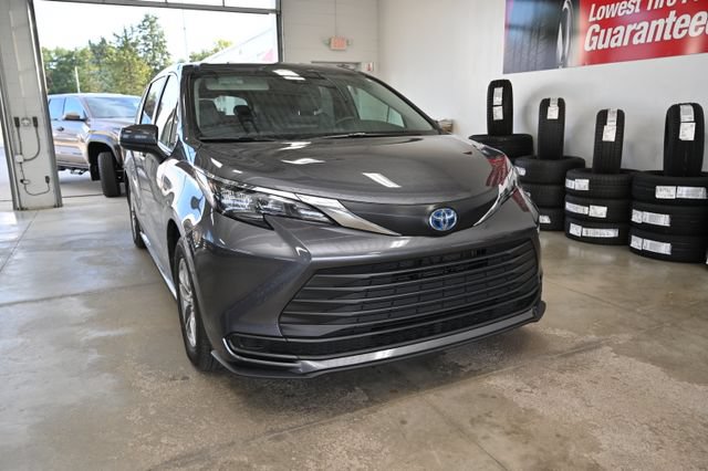 Used 2025 Toyota Sienna LE AWD/4WD image 3