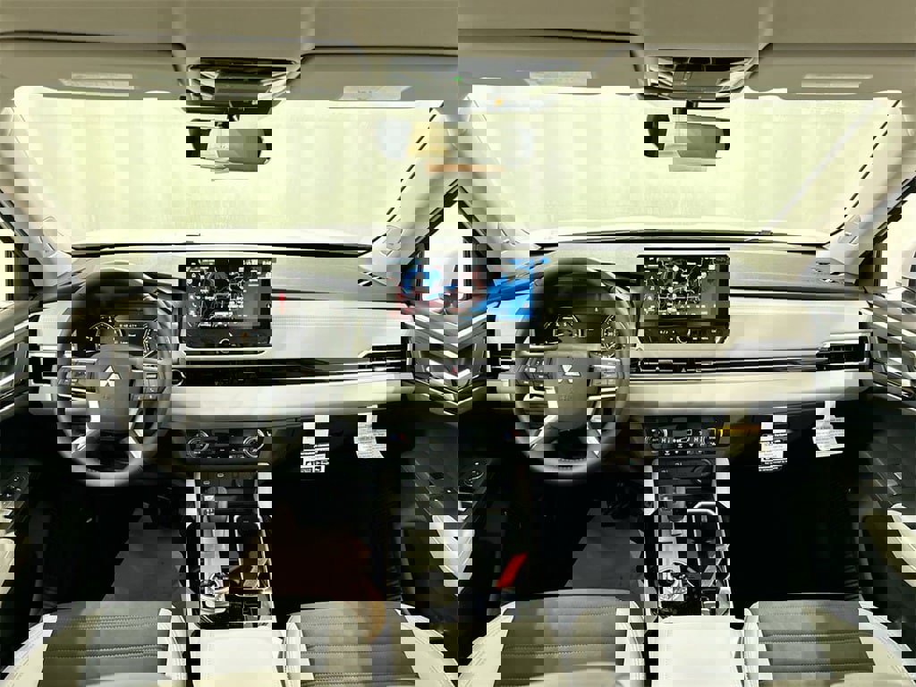 New 2025 Mitsubishi Outlander SE image 21