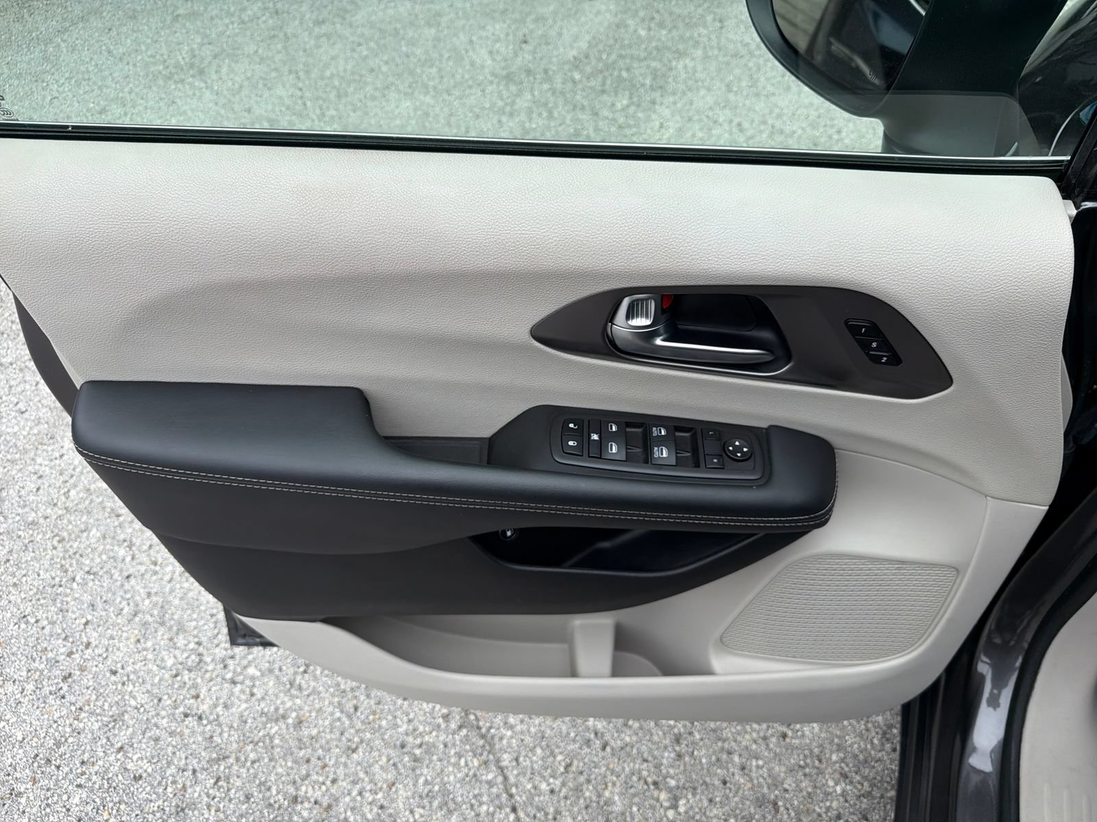 Used 2023 Chrysler Pacifica Touring-L FWD image 27