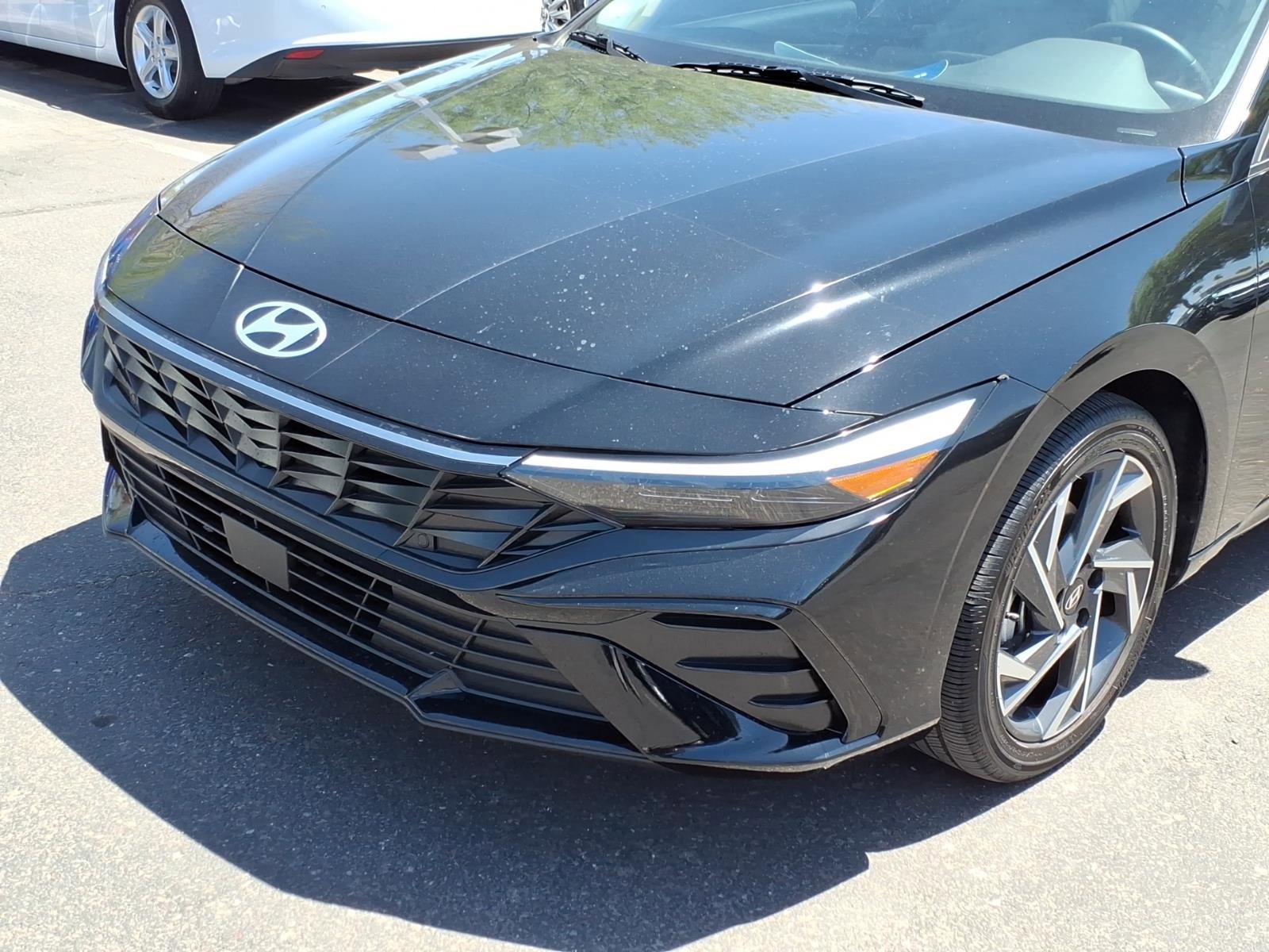 Certified 2025 Hyundai Elantra Limited FWD image 8
