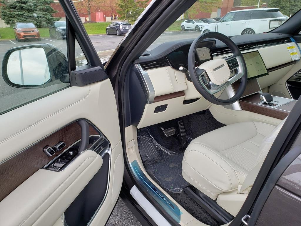 New 2025 Land Rover Range Rover Long Wheelbase SE image 9